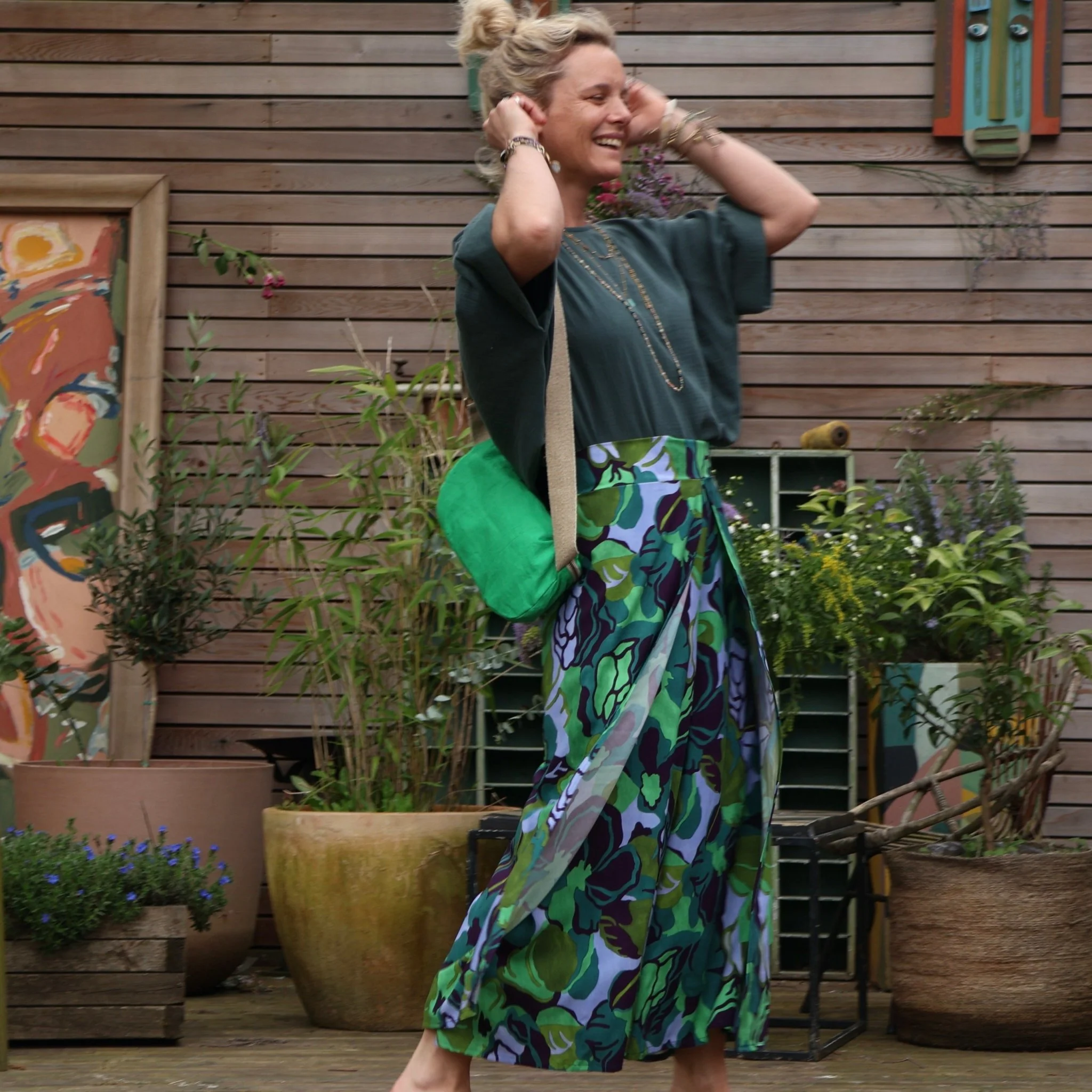 Pantalon drapé Mathilde - viscose fleuri pomme-prune - Image 5