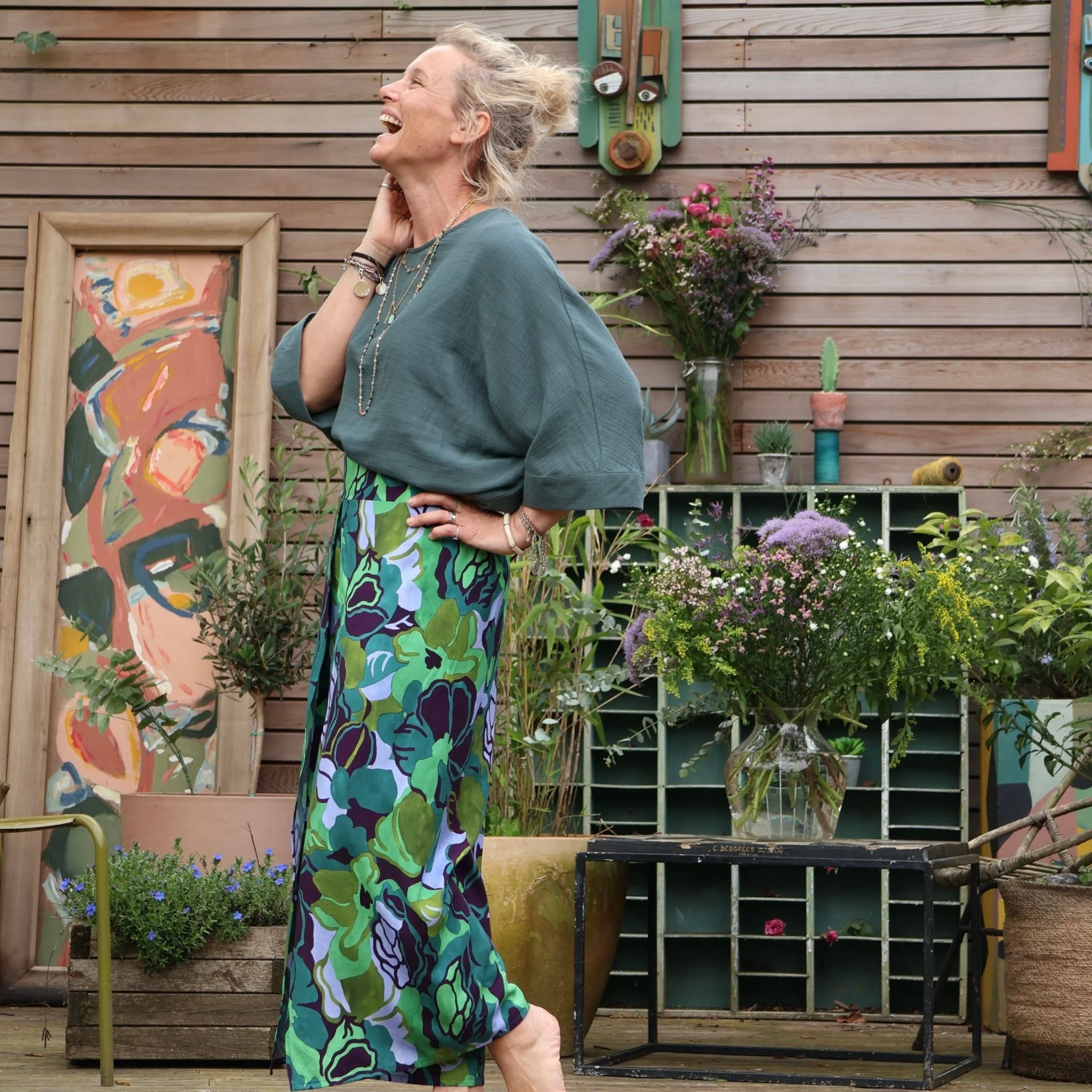 Pantalon drapé Mathilde - viscose fleuri pomme-prune - Image 7