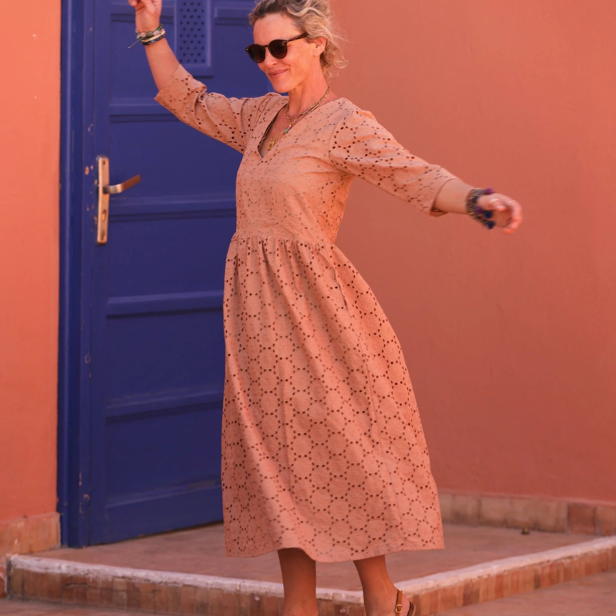 Robe Anastasia brodée cassonade - Image 9