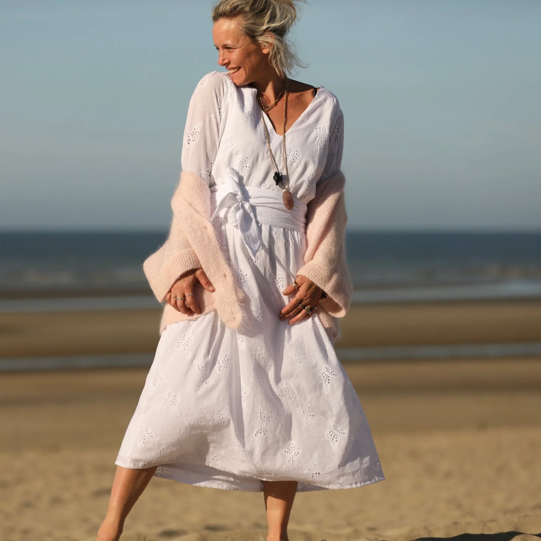 Robe Anastasia brodée papillons blanc cassé - Image 4