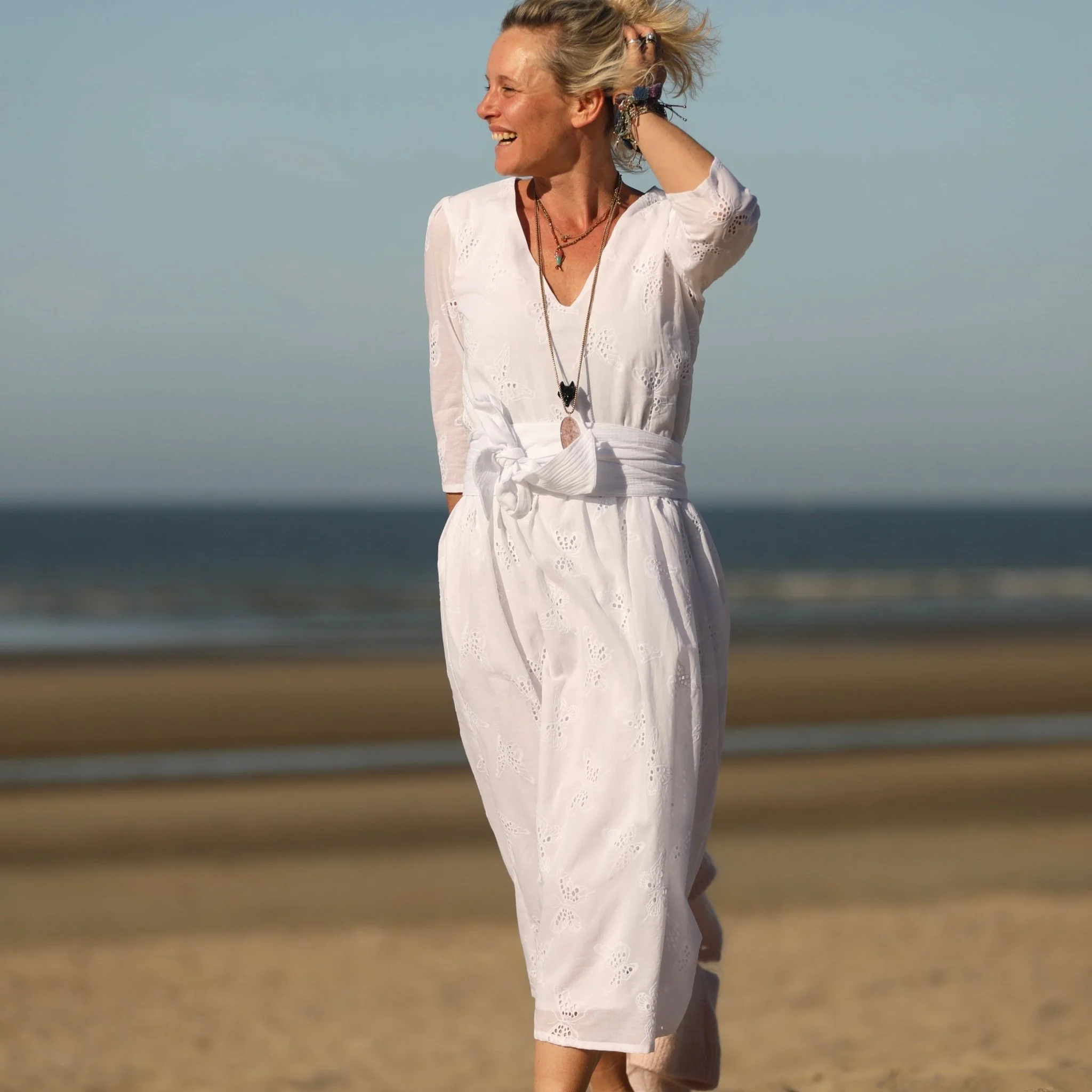 Robe Anastasia brodée papillons blanc cassé - Image 5