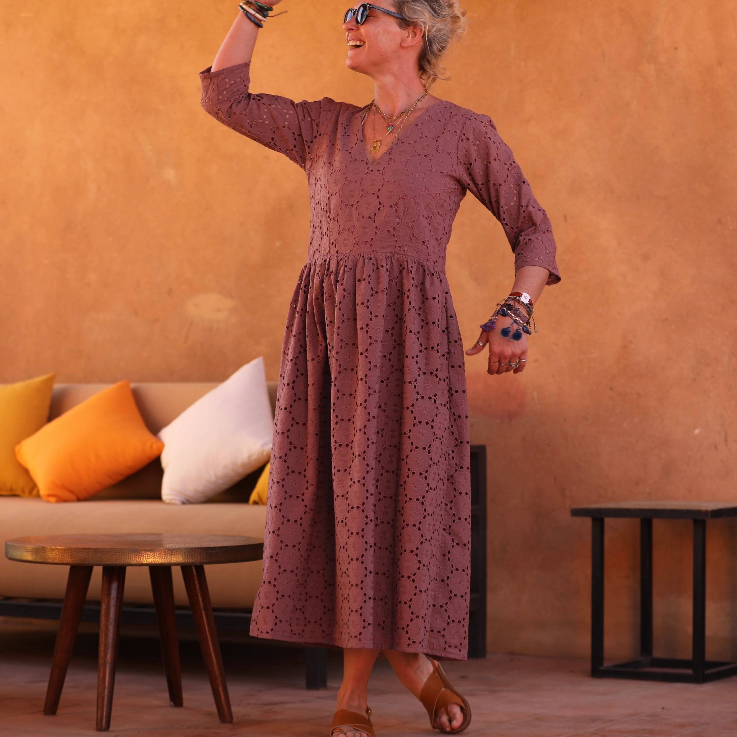 Robe Anastasia brodée parme - Image 5