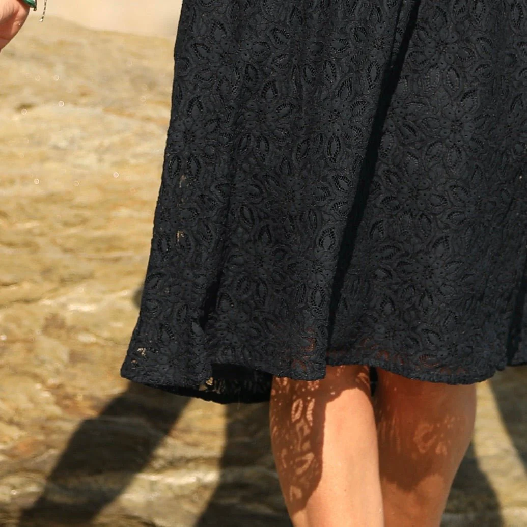Robe Anastasia midi broderie bleu marine - Image 7