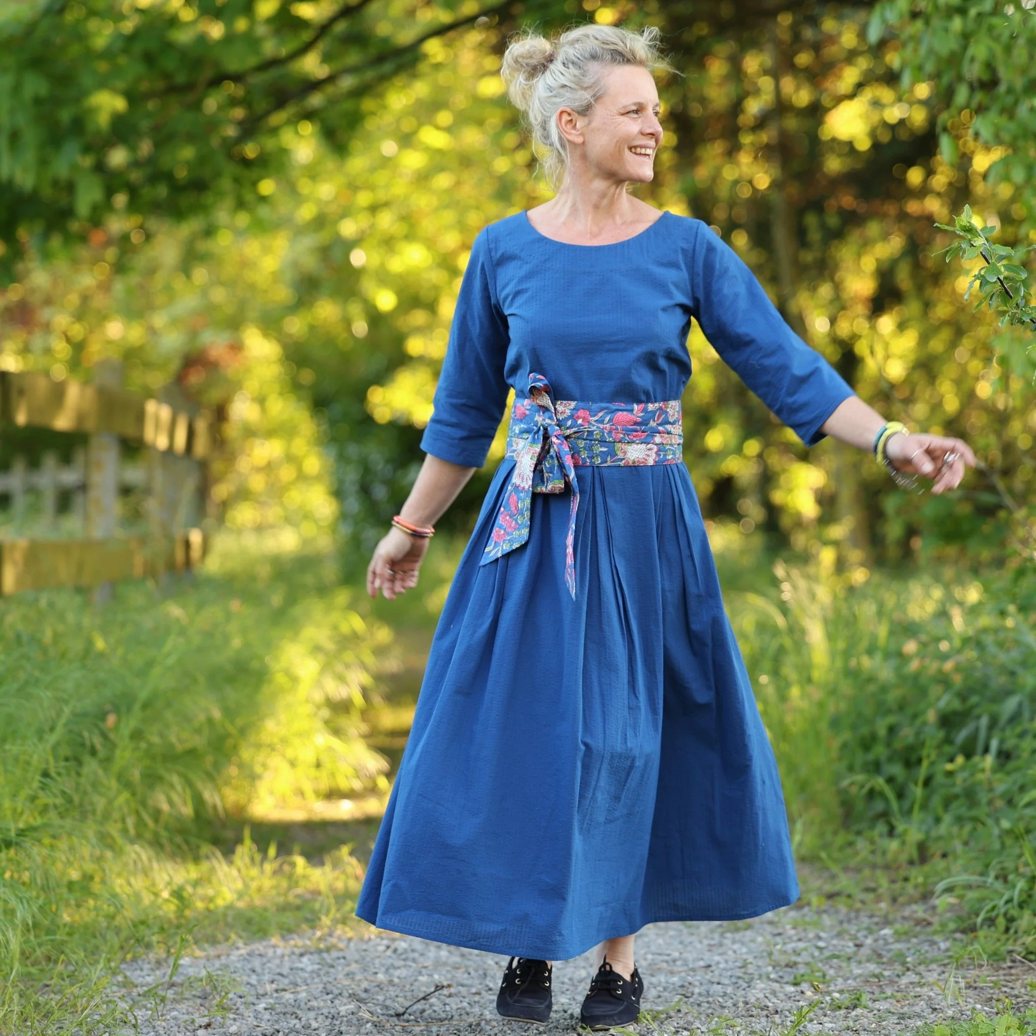 Robe Louisa manches 3/4 – Seersucker de coton bleu majorelle - Image 3