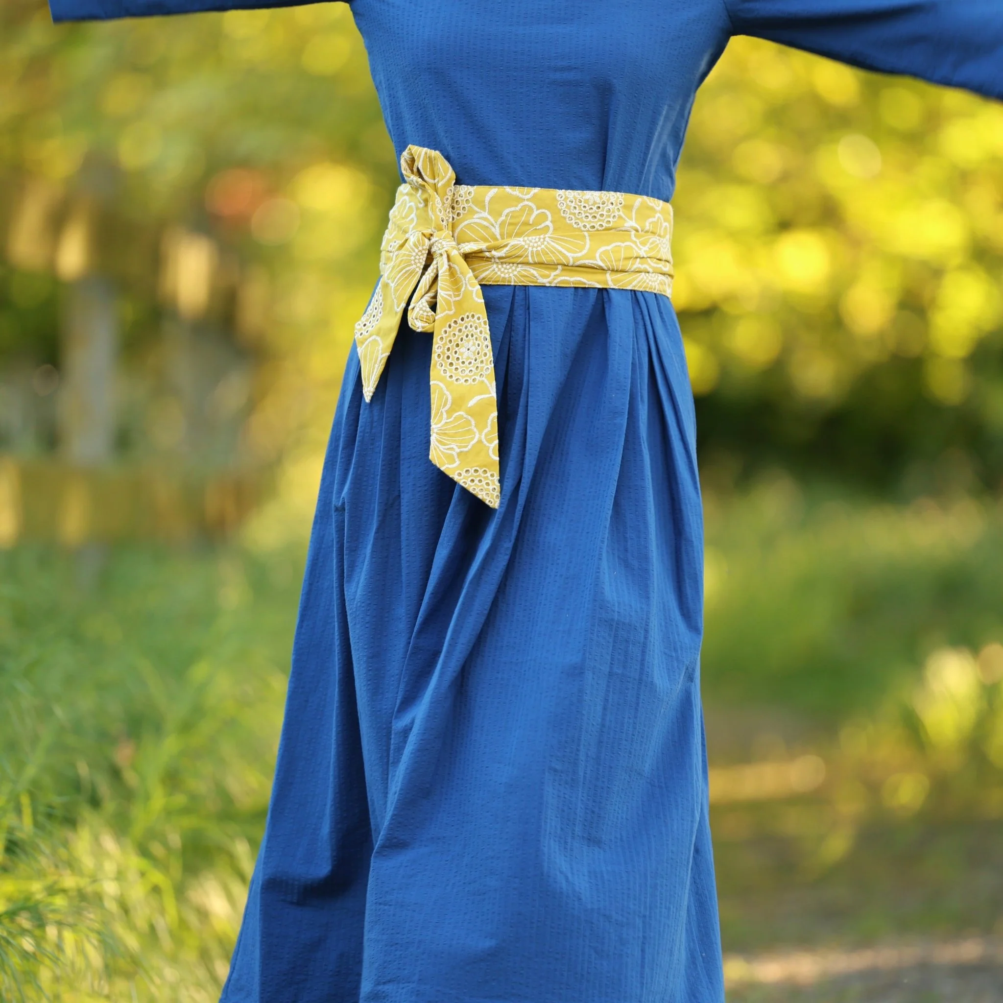 Robe Louisa manches 3/4 – Seersucker de coton bleu majorelle - Image 4