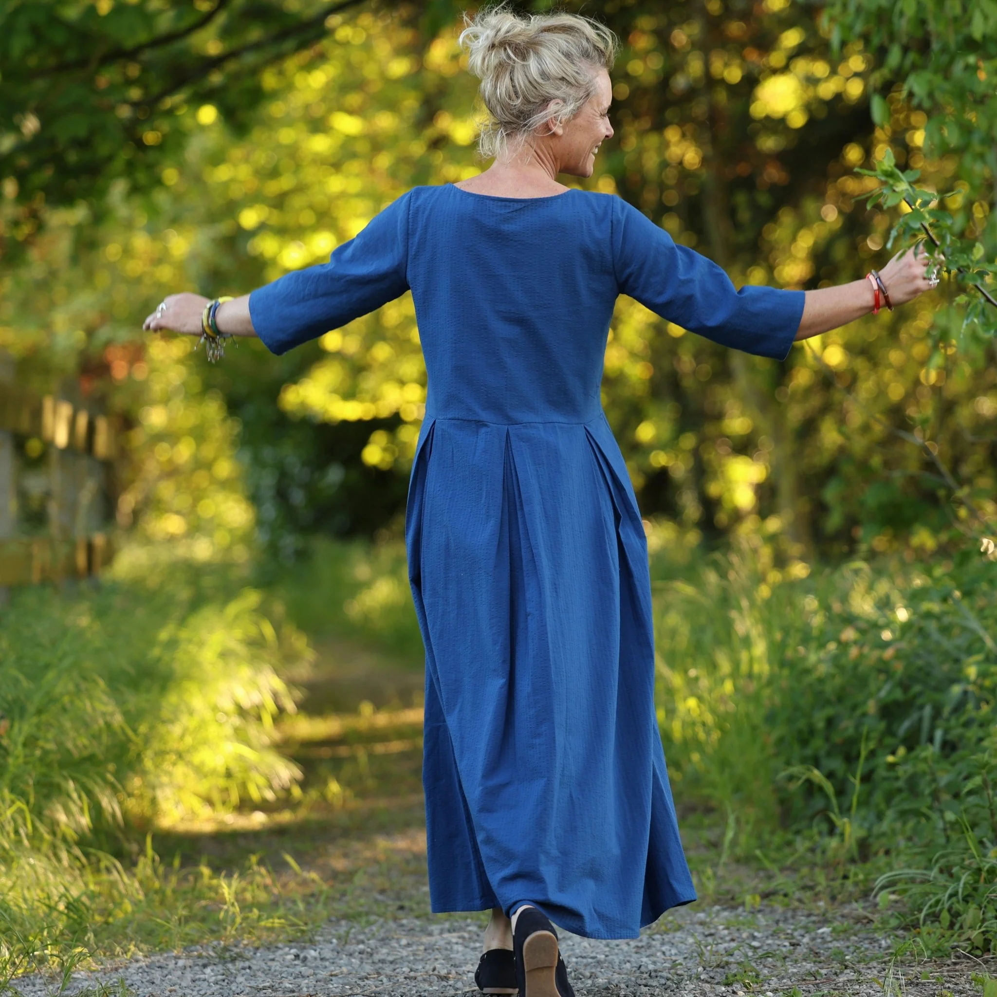 Robe Louisa manches 3/4 – Seersucker de coton bleu majorelle - Image 5