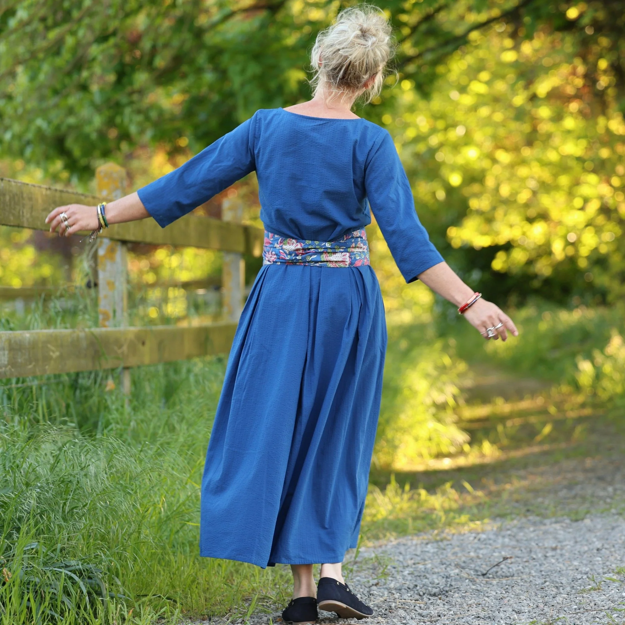 Robe Louisa manches 3/4 – Seersucker de coton bleu majorelle - Image 7