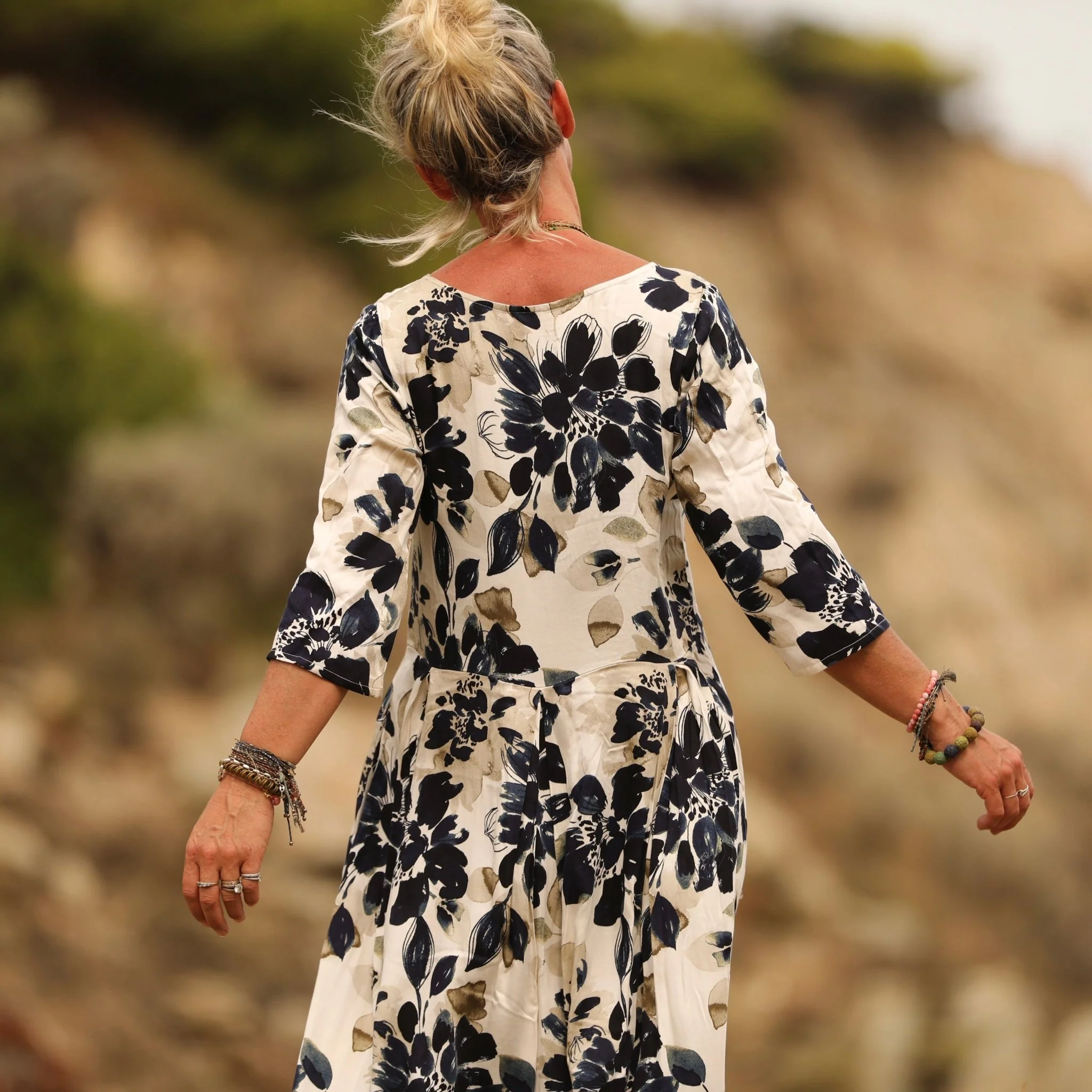 Robe Louisa viscose bouquet nuit - Image 3