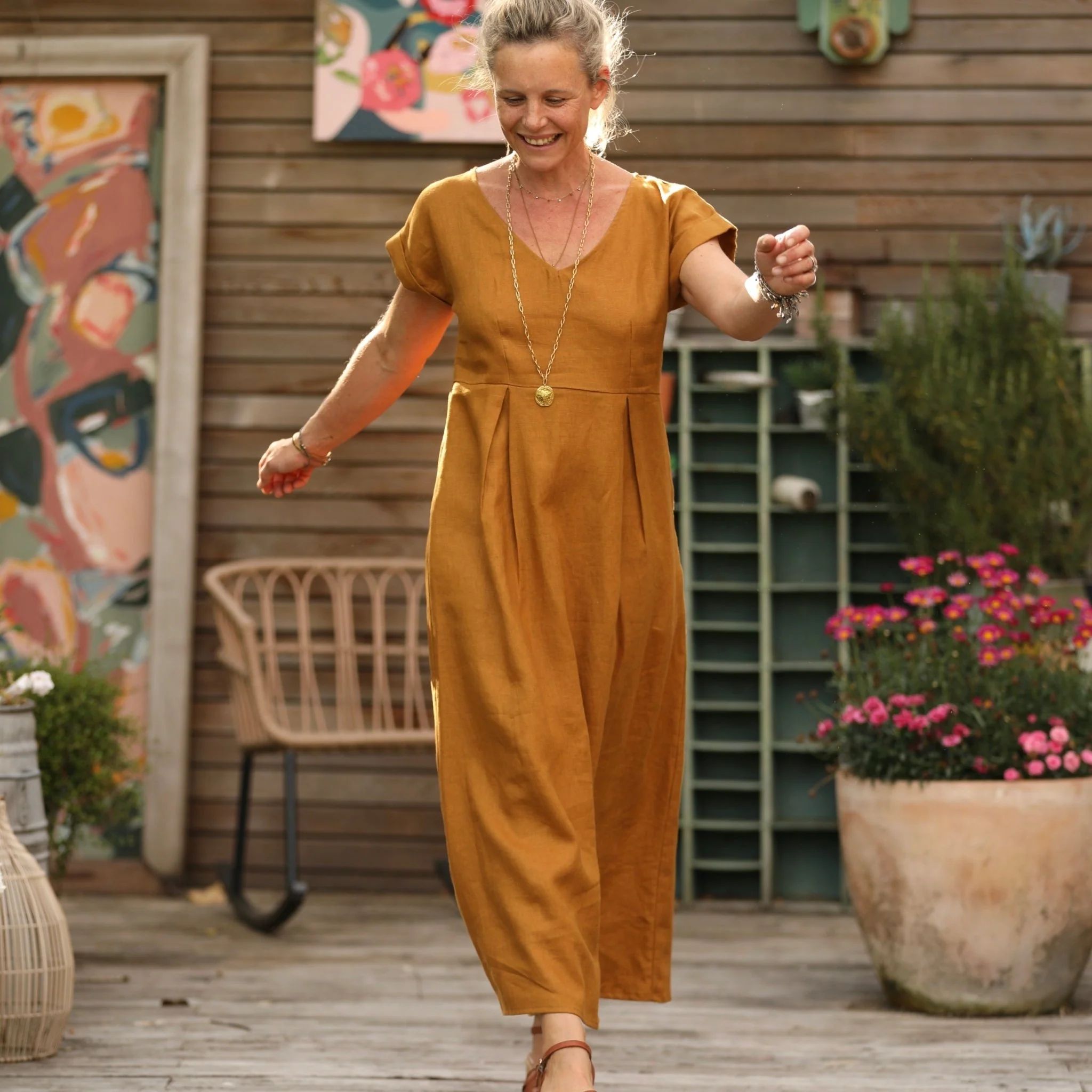 Robe longue Siloé – 100 % lin ocre | Confection artisanale française – Quintessence - Image 4