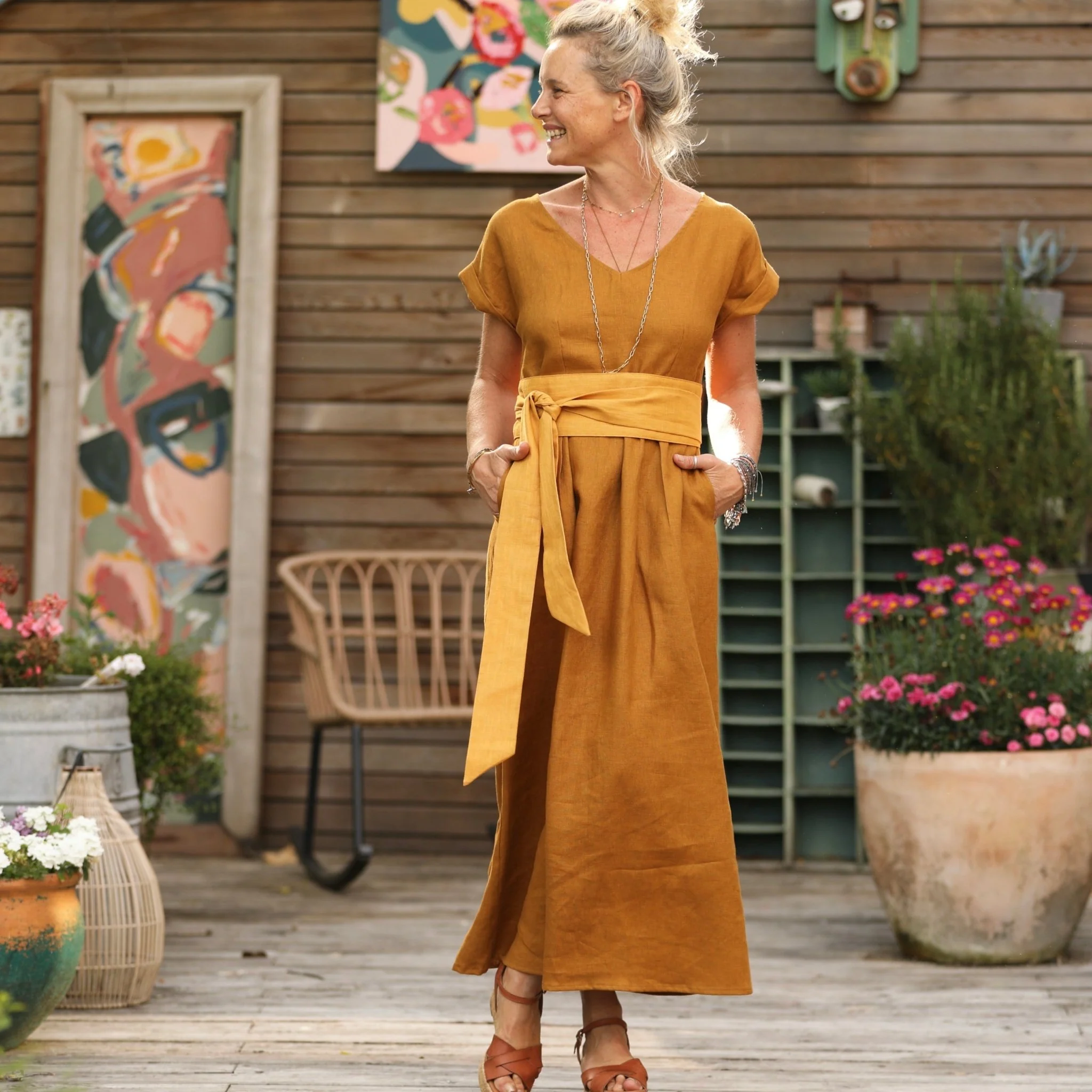 Robe longue Siloé – 100 % lin ocre | Confection artisanale française – Quintessence - Image 5