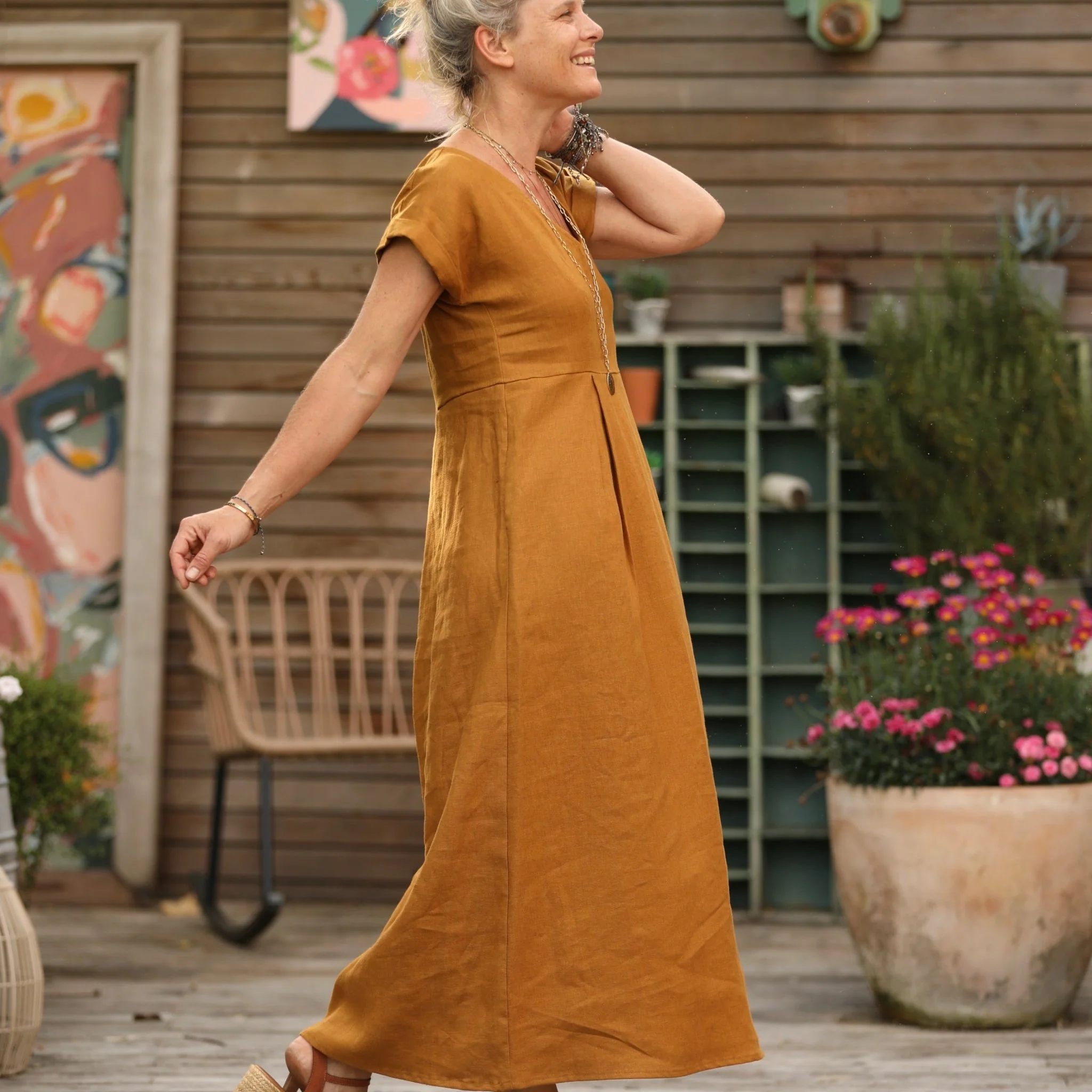 Robe longue Siloé – 100 % lin ocre | Confection artisanale française – Quintessence - Image 6