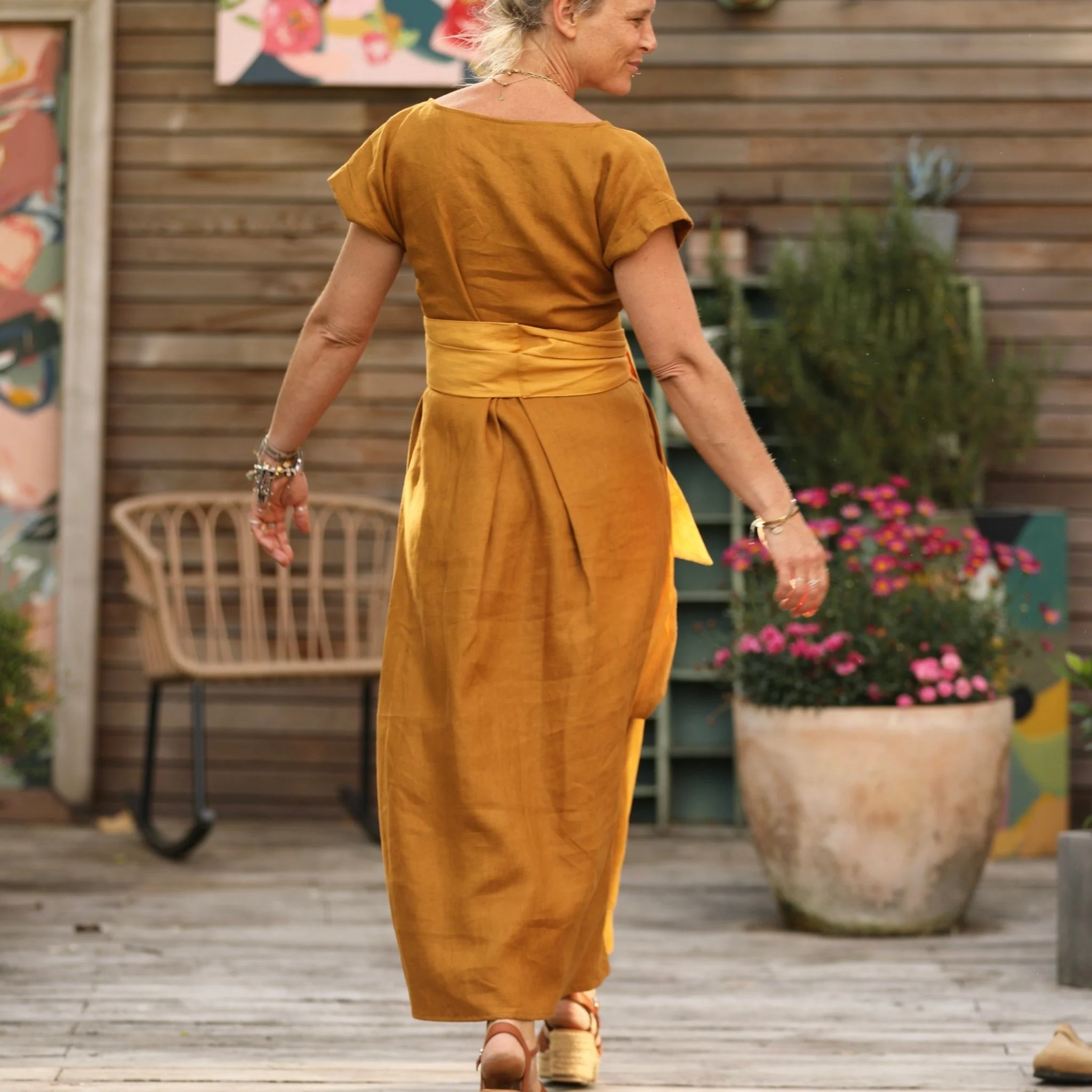 Robe longue Siloé – 100 % lin ocre | Confection artisanale française – Quintessence - Image 7