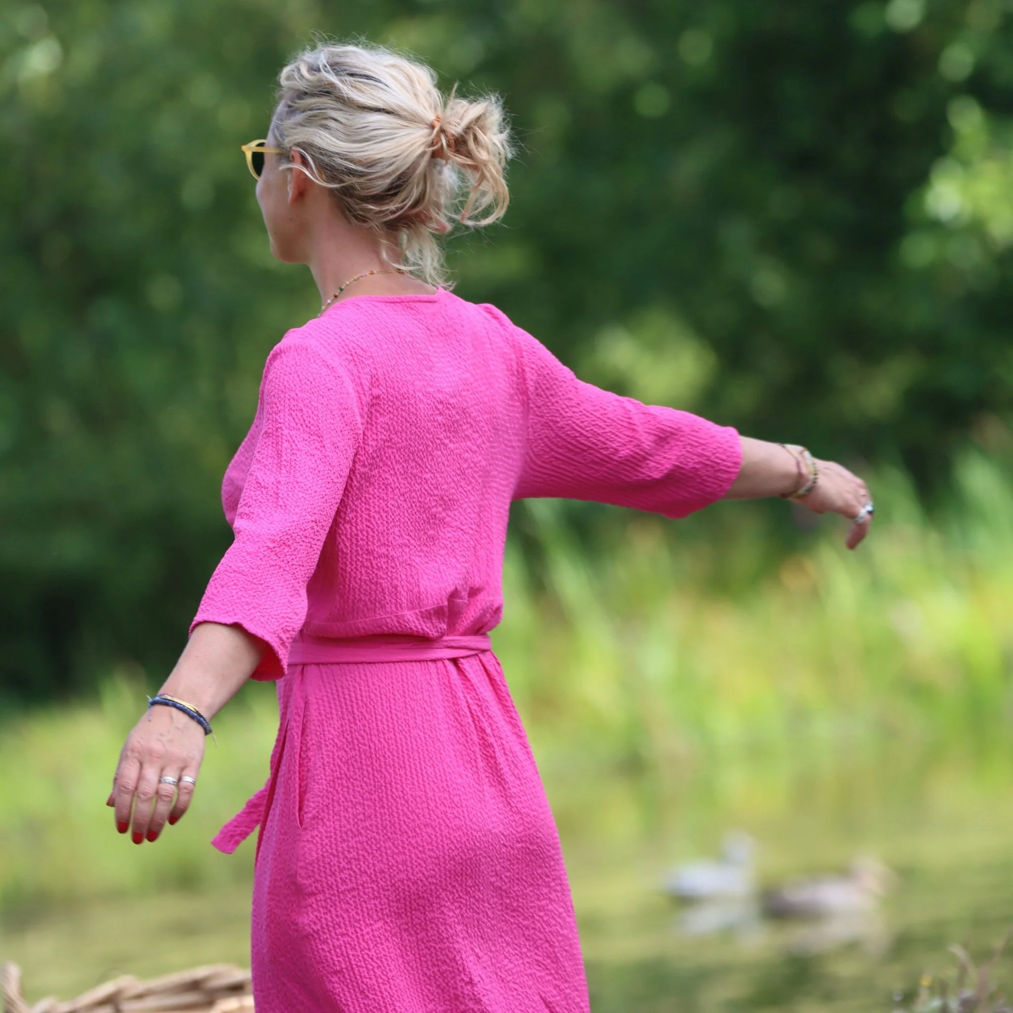 Robe Swan -  Viscose gaufrée fushia - Image 3